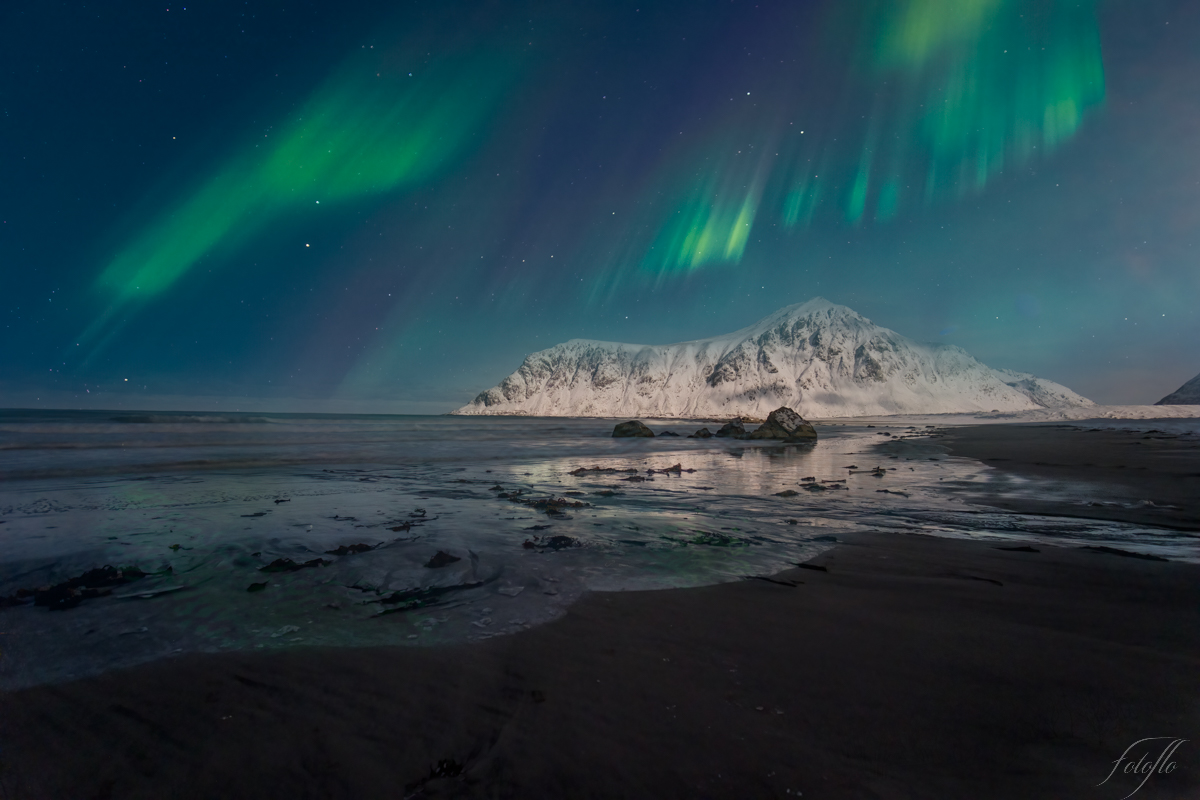 Aurore boréale à la plage de Skagsanden aux Lofoten