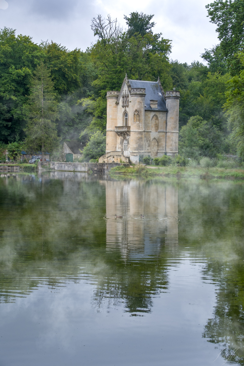 Le château de la reine Blanche avec brume