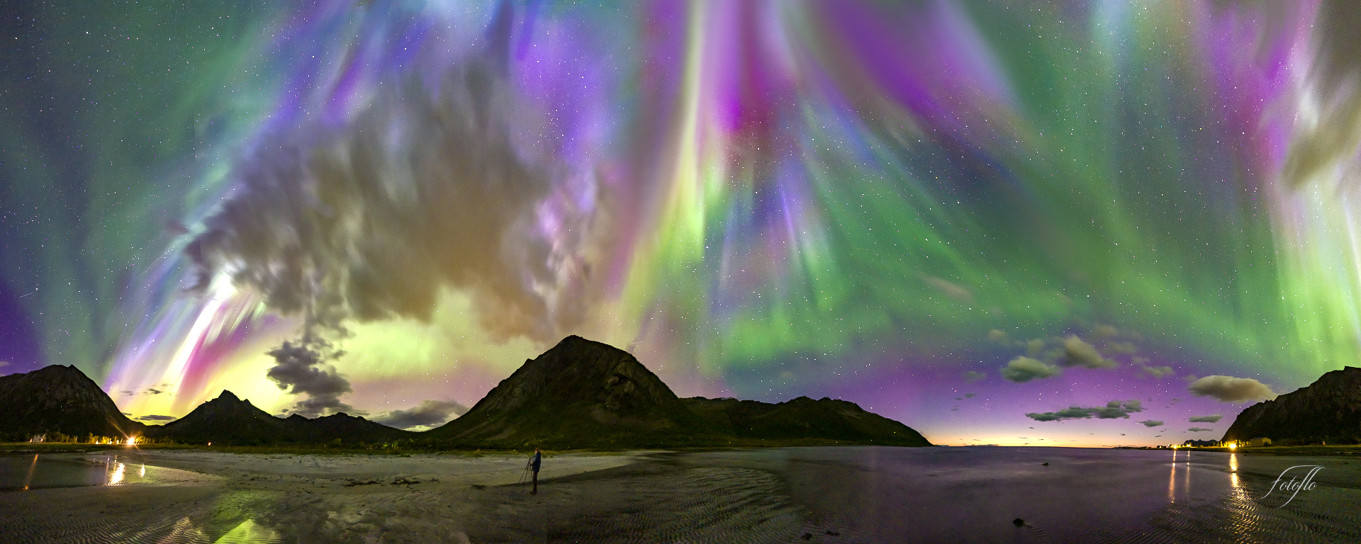 Aurores boréales à 360° sur la plage de Kirkegard près de Gryllefjord, Senja, Norvège. Panoramique de 12 photos au 8mm.